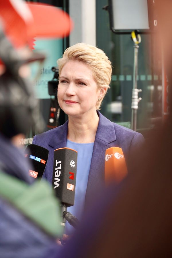 Ministerpräsidentin Manuela Schwesig, umgeben von Mikrophonen, beim Interview © StK M-V Ministerpräsidentin Manuela Schwesig, umgeben von Mikrophonen, beim Interview