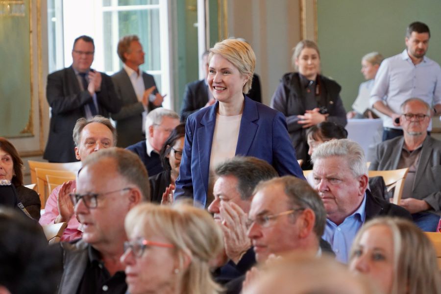 Ministerpräsidentin Manuela Schwesig auf dem Weg zum Podium. Zu sehen sind auch Gäste in den Stuhlreihen.