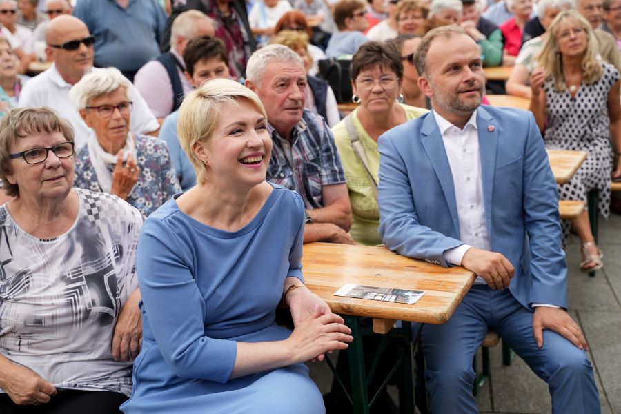 Ministerpräsidentin Manuela Schwesig und Oberbürgermeister Silvio Witt sitzen auf Bänken beim Publikum und verfolgen das Geschehen auf der Landesbühne