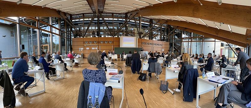 Sitzung des MV Zukunftsrats in der Hochschule der Bundesagentur für Arbeit. Zu sehen sind Personen in einem Saal, die weit voneinander weg sitzen und zum Podium nach vorne blicken.