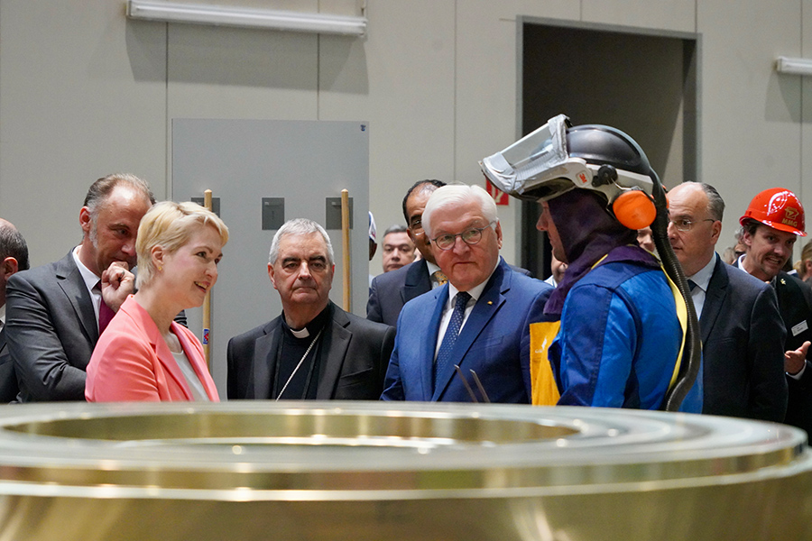 Bundespräsident Dr. Frank Walter Steinmeier mit Ministerpräsidentin Manuela Schwesig im Gespräch bei einem Rundgang durch die Mecklenburger Metallguss GmbH in Waren