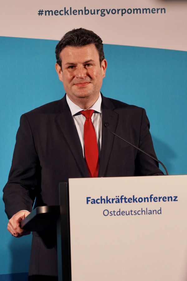 Der Bundesminister für Arbeit und Soziales Hubertus Heil am Pult auf der Pressekonferenz