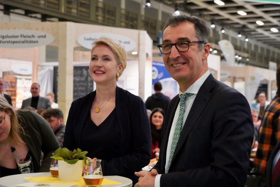 Ministerpräsidentin Manuela Schwesig mit Bundeslandwirtschaftsminister Cem Özdemir an einem Stehtisch. Beide lächeln und haben ein kleines Glas Bier vor sich stehen. © StK M-V Ministerpräsidentin Manuela Schwesig mit Bundeslandwirtschaftsminister Cem Özdemir an einem Stehtisch. Beide lächeln und haben ein kleines Glas Bier vor sich stehen.
