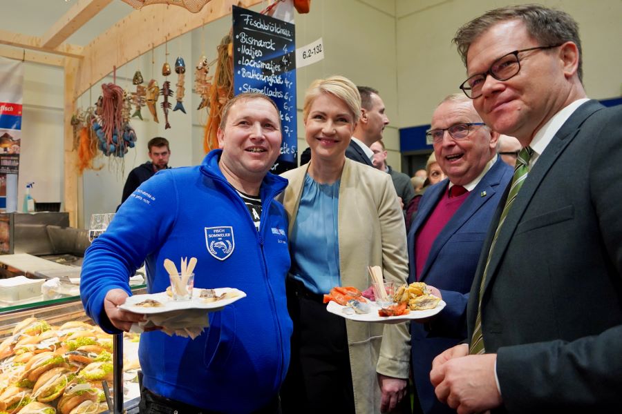 Zu Gast beim Fisch-Sommelier: MIisterpräsidentin Schwesig, Staatsminister Schneider und Minister Dr. Backhaus