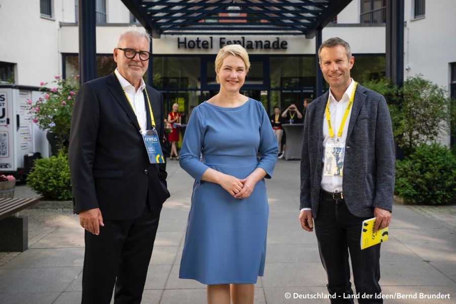 Ministerpräsidentin Manuela Schwesig mit Frank Nehring, Präsident des Ostdeutschen Wirtschaftsforums (OWF) und Dr. Philipp Mehne, Geschäftsführer Land der Ideen Management GmbH