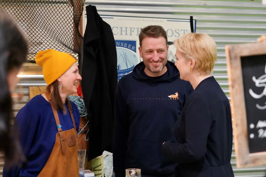 Ministerpräsidentin Manuela Schwesig im Gespräch am Stand vom "Hiddenseer Kutterfisch"