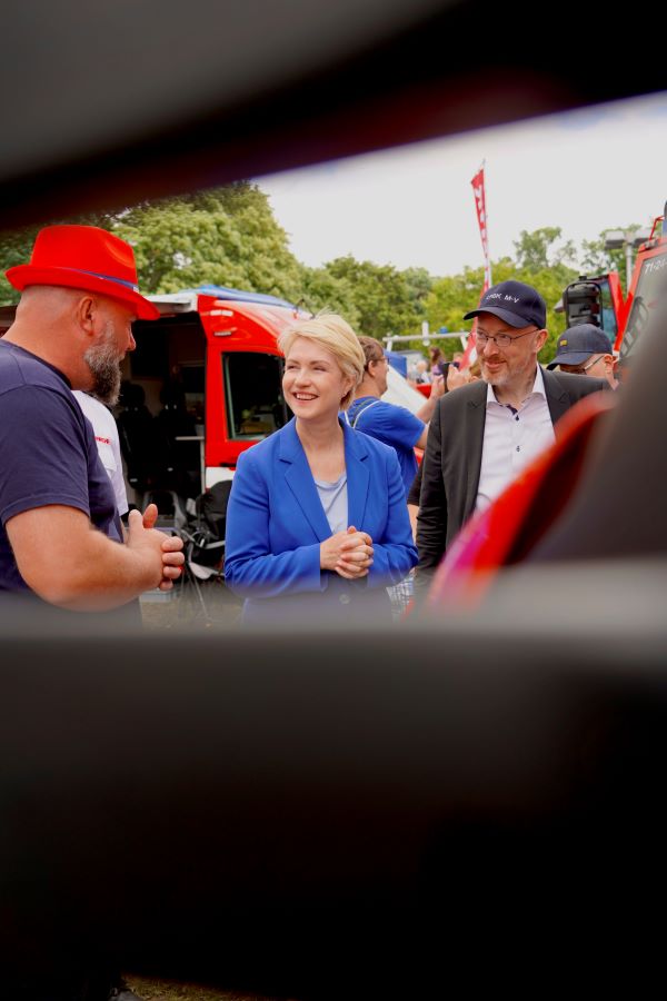 Die Ministerpräsidentin mit Innenminister Christian Pegel beim Besuch der Feuerwehr im Gespräch