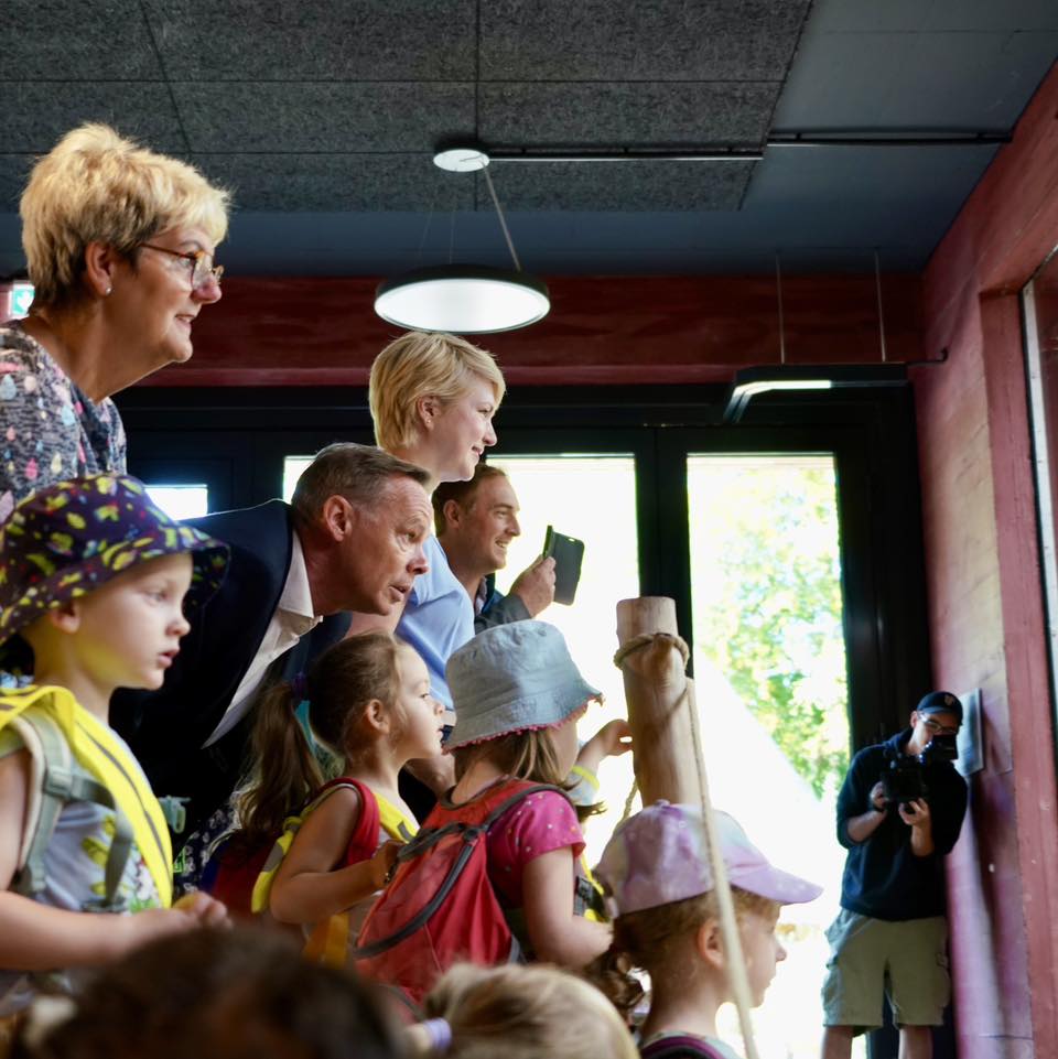 Die kleinen und großen Gäste bestaunen im Rote Liste Zentrum den Nachwuchs der Löwen