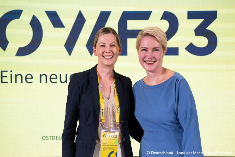 Ministerpräsidentin Manuela Schwesig mit Nora Schmidt-Kesseler, Hauptgeschäftsführerin der Nordostchemie-Verbände