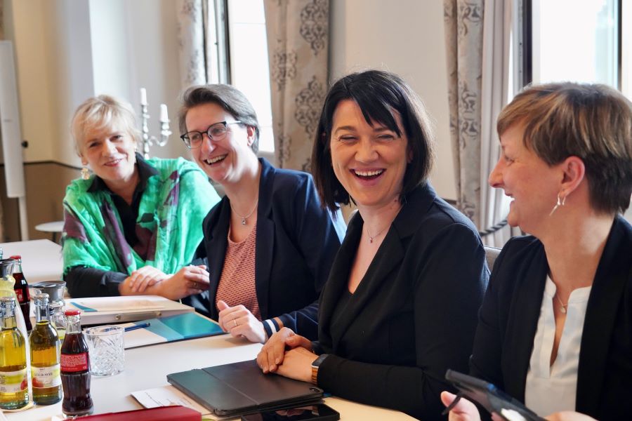 Sitzen gut gelaunt und lächelnd am Kabinettstisch: Die Ministerinnen Jacqueline Bernhardt und Simone Oldenburg mit Jeannine Rösler und der Beauftragten der Landesregierung für Gleichstellung und Frauen Wenke Brüdgam. © StK M-V Sitzen gut gelaunt und lächelnd am Kabinettstisch: Die Ministerinnen Jacqueline Bernhardt und Simone Oldenburg mit Jeannine Rösler und der Beauftragten der Landesregierung für Gleichstellung und Frauen Wenke Brüdgam.