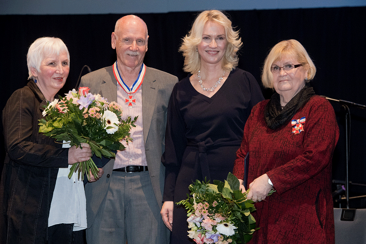 Ministerpräsidentin Manuela Schwesig mit Gudrun Riedel (links), Christoph Müller und Helga Bomblitz. Die beiden ausgezeichneten Damen halten Blumensträuße in ihren Händen. © Staatskanzlei Ministerpräsidentin Manuela Schwesig mit Gudrun Riedel (links), Christoph Müller und Helga Bomblitz. Die beiden ausgezeichneten Damen halten Blumensträuße in ihren Händen.