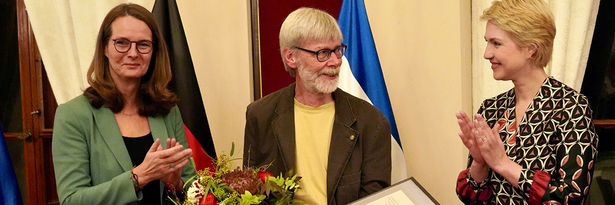 Ministerpräsidentin Manuela Schwesig und Kulturministerin Bettina Martin applaudieren dem Träger des Landeskulturpreises 2022, Dr. Wolf Karge