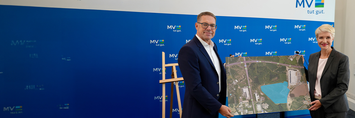 Ministerpräsidentin Manuela Schwesig und Gerd Chrzanowski stellen das Projekt gemeinsam anhand eines Schaubildes vor.
