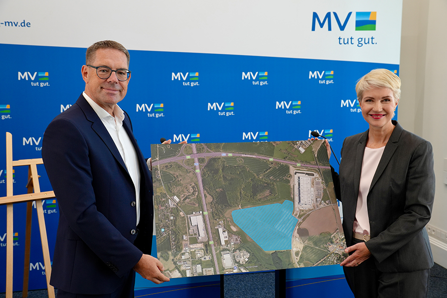 Ministerpräsidentin Manuela Schwesig und Gerd Chrzanowski stellen das Projekt gemeinsam anhand eines Schaubildes vor. © StK M-V Ministerpräsidentin Manuela Schwesig und Gerd Chrzanowski stellen das Projekt gemeinsam anhand eines Schaubildes vor.
