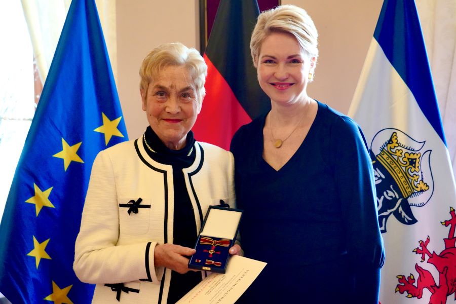 Die Ministerpräsidentin mit Prof. Dr. Gudrun Eggers, die den Bundesverdienstorden hochhält. © StK M-V Die Ministerpräsidentin mit Prof. Dr. Gudrun Eggers, die den Bundesverdienstorden hochhält.