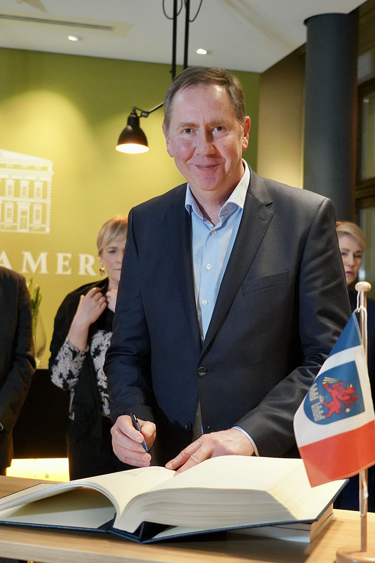 Der Parlamentarische Staatssekretär für Vorpommern und das östliche Mecklenburg Heiko Miraß trägt sich ins Gästebuch der Hansestadt Anklam ein. © StK M-V Der Parlamentarische Staatssekretär für Vorpommern und das östliche Mecklenburg Heiko Miraß trägt sich ins Gästebuch der Hansestadt Anklam ein.