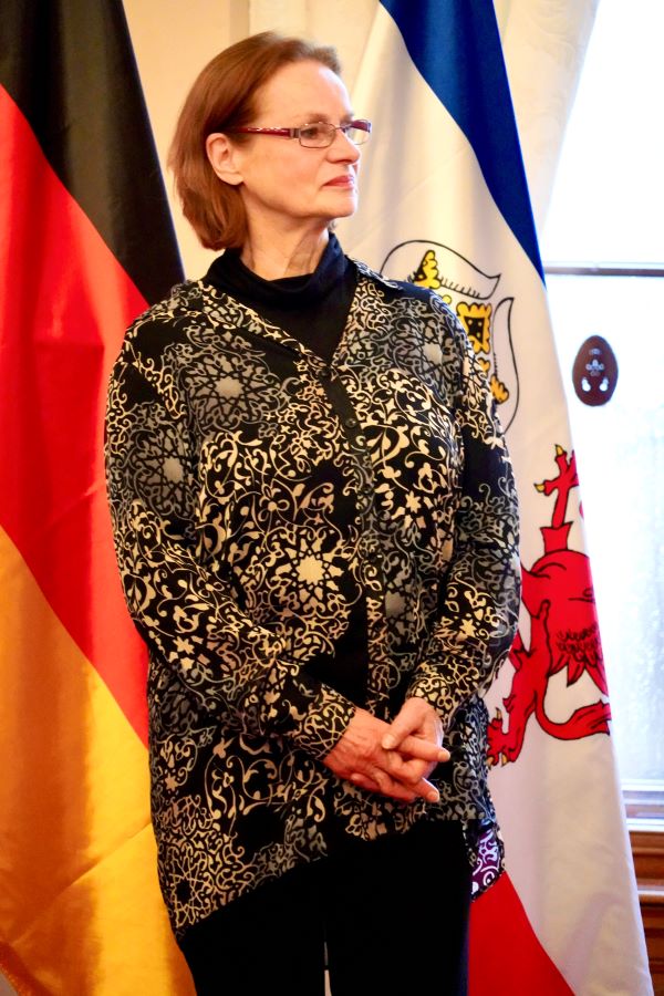 Rosita Mewis. Im Hintergrund ist die Deutschland- und Mecklenburg-Vorpommern-Flagge zu erkennen.