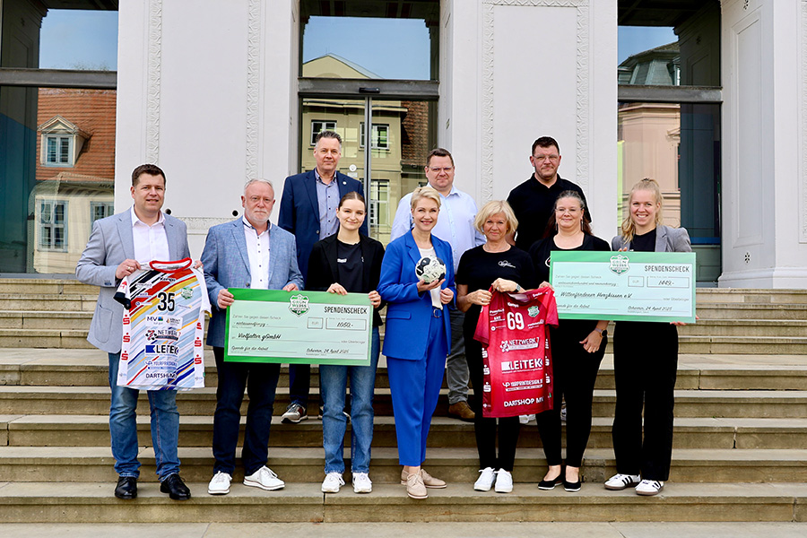 Gruppenbild von der symbolischen Scheckübergabe mit der Ministerpräsidentin vor der Staatskanzlei