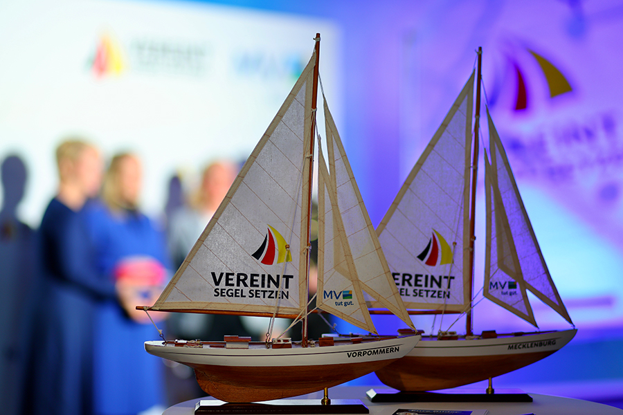 "Vereint Segel setzen" steht auf den zwei nebeneinander stehenden Schiffsmodellen "Vorpommern" und "Mecklenburg"
