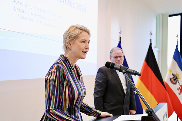Am Redepult: Ministerpräsidentin Manuela Schwesig stellte die auszuzeichnenden Bürgerinnen und Bürger vor