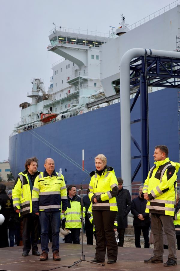 Die Ministerpräsidentin bei ihrer Ansprache vor dem LNG-Tanker Neptune. © StK M-V Die Ministerpräsidentin bei ihrer Ansprache vor dem LNG-Tanker Neptune.