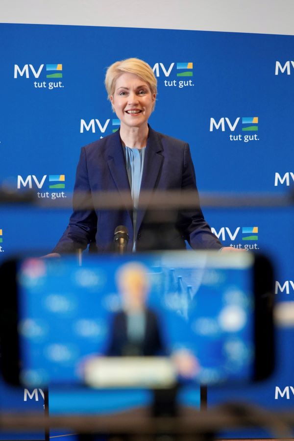 Ministerpräsidentin Manuela Schwesig auf der Pressekonferenz. In den unteren Hälfte des Bildes ist ihr Bild nochmals undeutlich auf dem Bildschirm im Querformat zu erkennen. © StK M-V Ministerpräsidentin Manuela Schwesig auf der Pressekonferenz. In den unteren Hälfte des Bildes ist ihr Bild nochmals undeutlich auf dem Bildschirm im Querformat zu erkennen.