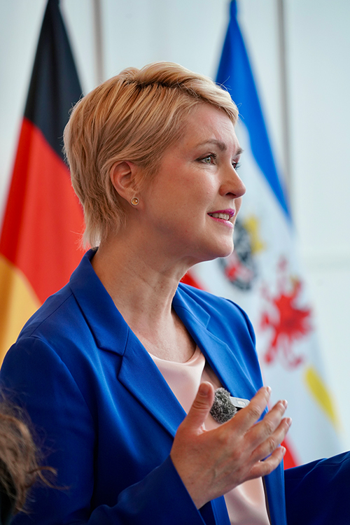 Schwesig auf dem Baltic Sea Business Day 2026 vor der Deutschland- und der MV-Flagge