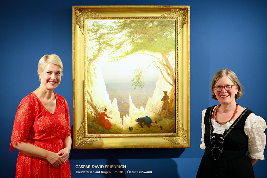 Die Ministerpräsidentin mit Dr. Ruth Slenczka, Direktorin des Pommerschen Landesmuseums, und Friedrichs Kreidefelsen