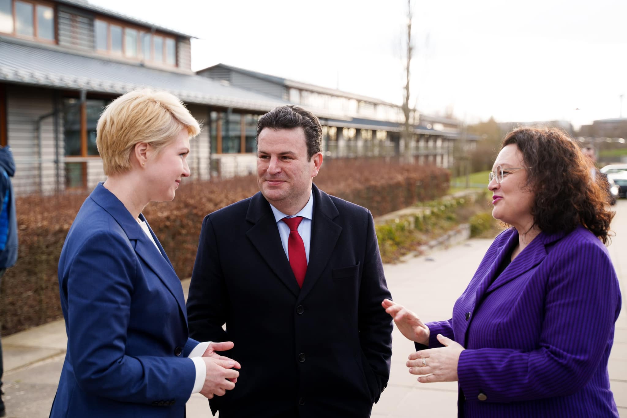 Draußen im Gespräch: Ministerpräsidentin Manuela Schwesig mit dem Bundesminister für Arbeit und Soziales Hubertus Heil und der Vorstandsvorsitzenden der Bundesagentur für Arbeit Andrea Nahles