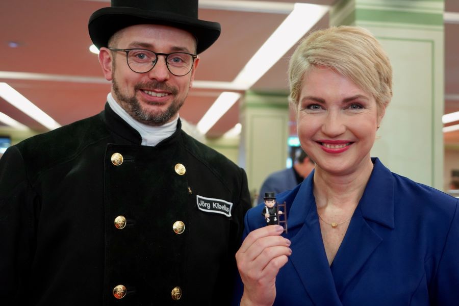 Ministerpräsidentin Manuela Schwesig mit Schornsteinfegermeister Jörg Kibellus. Die Ministerpräsidentin hält einen kleinen Schornsteiger, der ihr als Glücksbringer überreicht wurde, in der Hand.