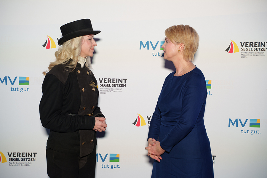 Ministerpräsidentin Manuela Schwesig mit Schornsteinfegermeisterin Stefanie Lehmann