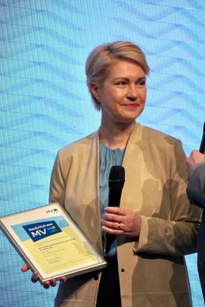 Ministerpräsidentin Manuela Schwesig mit Mikrophon und Urkunde mit dem neuen Regionalzeichen in den Händen © StK M-V Ministerpräsidentin Manuela Schwesig mit Mikrophon und Urkunde mit dem neuen Regionalzeichen in den Händen
