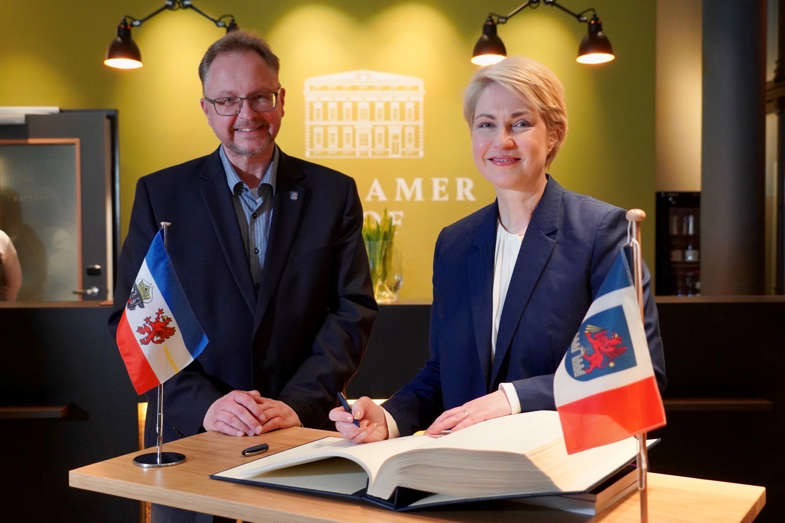 Ministerpräsidentin Manuela Schwesig und Anklams Bürgermeister Michael Galander beim Eintrag in das Gästebuch der Hansestadt Anklam