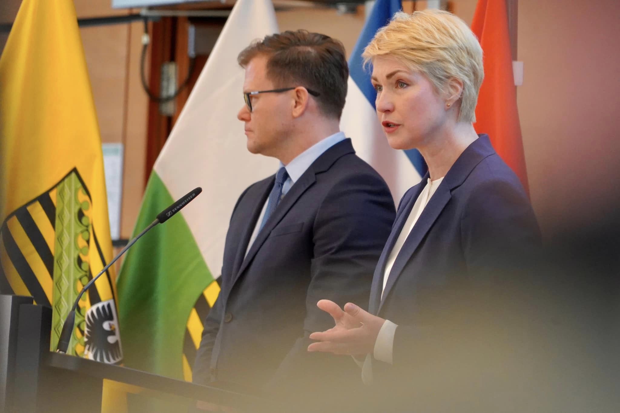 Ministerpräsidentin Manuela Schwesig und der Beauftragte der Bundesregierung für die ostdeutschen Bundesländer Carsten Schneider bei der Begrüßung © StK M-V Ministerpräsidentin Manuela Schwesig und der Beauftragte der Bundesregierung für die ostdeutschen Bundesländer Carsten Schneider bei der Begrüßung