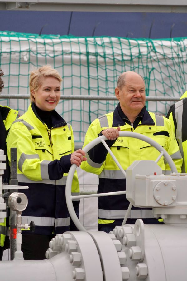 Ministerpräsidentin Manuela Schwesig und Bundeskanzler Olaf Scholz drehen symbolisch am Absperrrad.