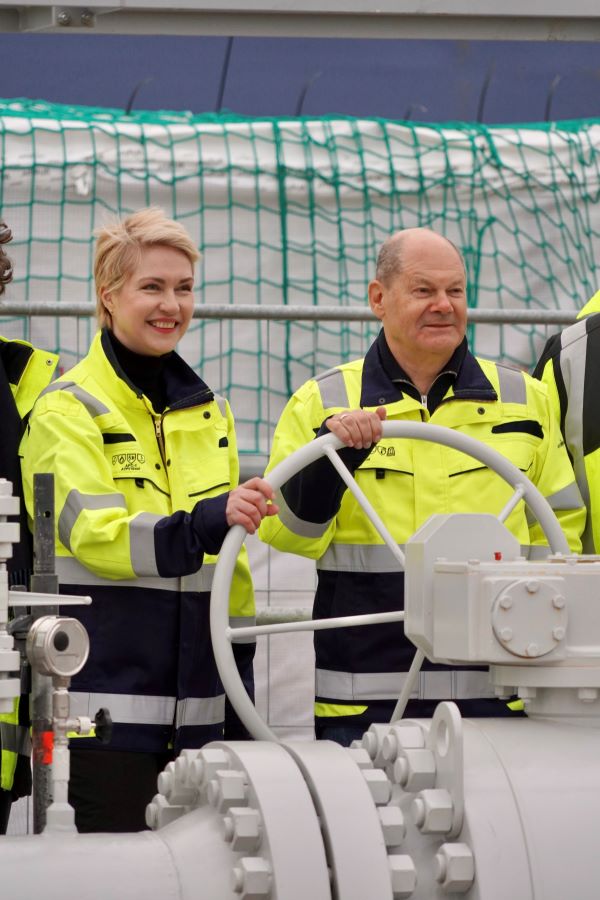 Ministerpräsidentin Manuela Schwesig und Bundeskanzler Olaf Scholz drehen symbolisch am Absperrrad. © StK M-V Ministerpräsidentin Manuela Schwesig und Bundeskanzler Olaf Scholz drehen symbolisch am Absperrrad.