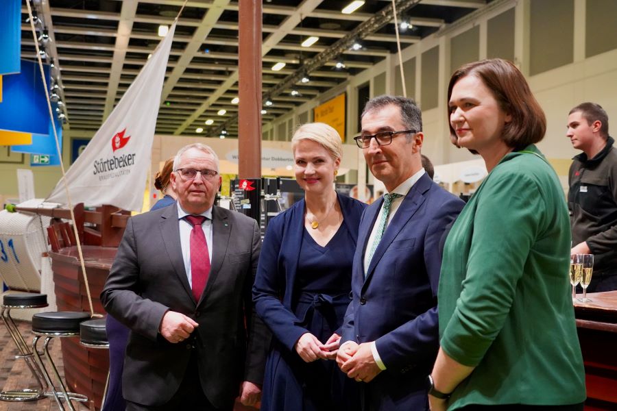 Vor dem Tresen der Störtebeker Braumanufaktur: Ministerpräsidentin Manuela Schwesig, Minister Dr. Backhaus, Bundeslandwirtschaftsminister Cem Özdemir und die Parlamentarische Staatssekretärin im Bundeslandwirtschaftsministerium Claudia Müller © StK M-V Vor dem Tresen der Störtebeker Braumanufaktur: Ministerpräsidentin Manuela Schwesig, Minister Dr. Backhaus, Bundeslandwirtschaftsminister Cem Özdemir und die Parlamentarische Staatssekretärin im Bundeslandwirtschaftsministerium Claudia Müller