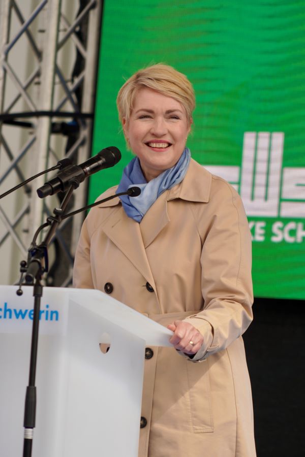 Ministerpräsidentin Manuela Schwesig bei ihrem Grußwort  am Pult mit Mikrophon 
