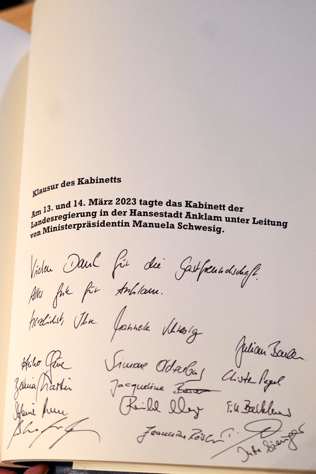 Der Eintrag in das Gästebuch "Klausur des Kabinetts. Am 13. und 14. März 2023 tagte das Kabinett der Landesregierung in der Hansestadt Anklam unter Leitung von Ministerpräsidentin Manuela Schwesig. Vielen Dank für die Gastfreundschaft. Alles Gute für Anklam. Herzlichst, Ihre..." mit den Unterschriften der Kabinettsmitglieder sowie der weiteren Gäste.