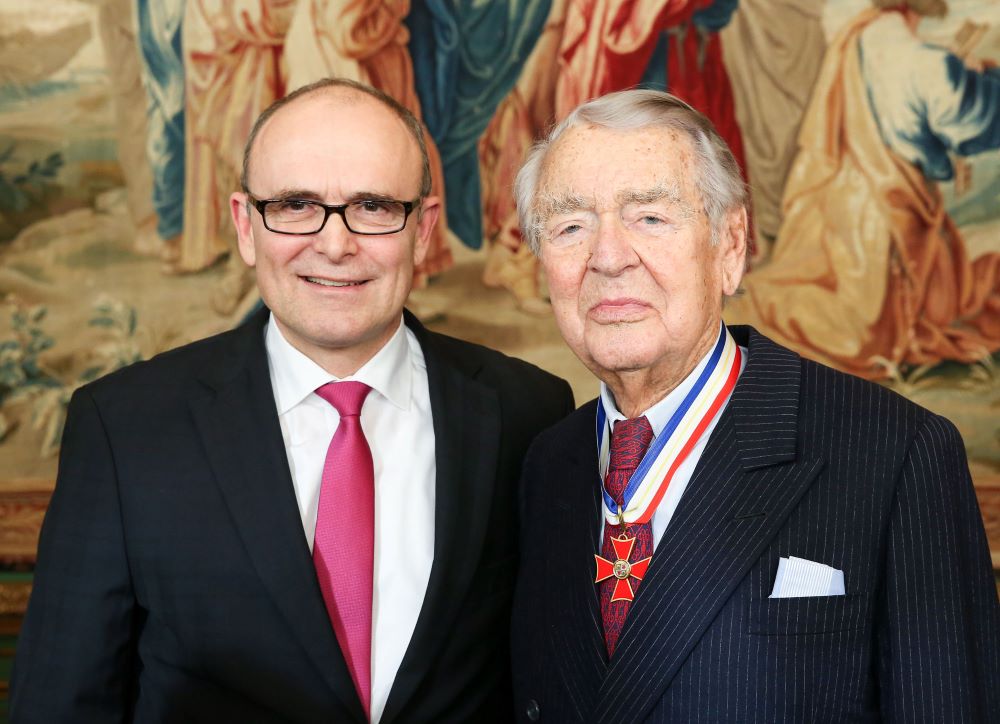 Der damalige Ministerpräsident Erwin Sellering mit Prof. Dr h.c. Berthold Beitz, der den Verdienstorden des Landes trägt.