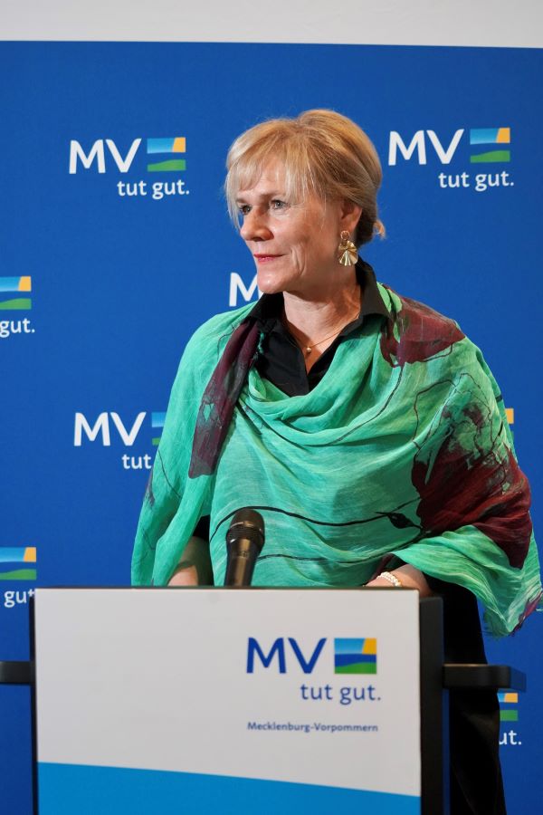 Die stellvertretende Ministerpräsidentin und Ministerin für Bildung und Kindertagesförderung Simone Oldenburg auf der Pressekonferenz. Sie steht hinter einem Rednerpult, auf dem ein Mikrofon steht. © StK M-V Die stellvertretende Ministerpräsidentin und Ministerin für Bildung und Kindertagesförderung Simone Oldenburg auf der Pressekonferenz. Sie steht hinter einem Rednerpult, auf dem ein Mikrofon steht.