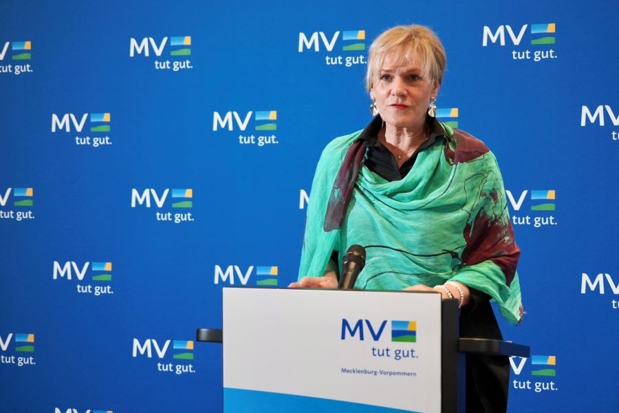 Die stellvertretende Ministerpräsidentin und Ministerin für Bildung und Kindertagesförderung Simone Oldenburg auf der Pressekonferenz. Sie steht hinter einem Rednerpult, auf dem ein Mikrofon steht. © StK M-V Die stellvertretende Ministerpräsidentin und Ministerin für Bildung und Kindertagesförderung Simone Oldenburg auf der Pressekonferenz. Sie steht hinter einem Rednerpult, auf dem ein Mikrofon steht.