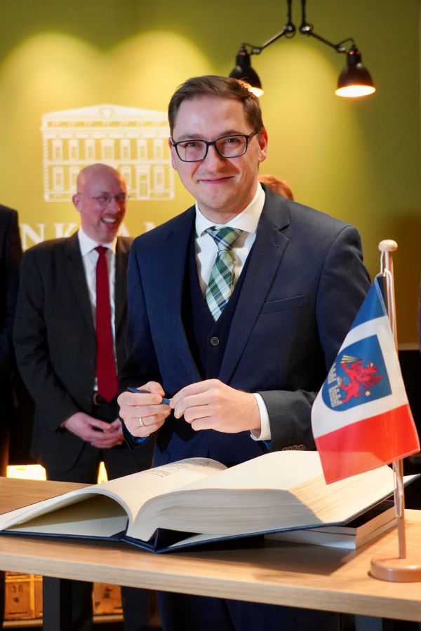 Der Chef der Staatskanzlei Patrick Dahlemann trägt sich ins Gästebuch der Hansestadt Anklam ein.