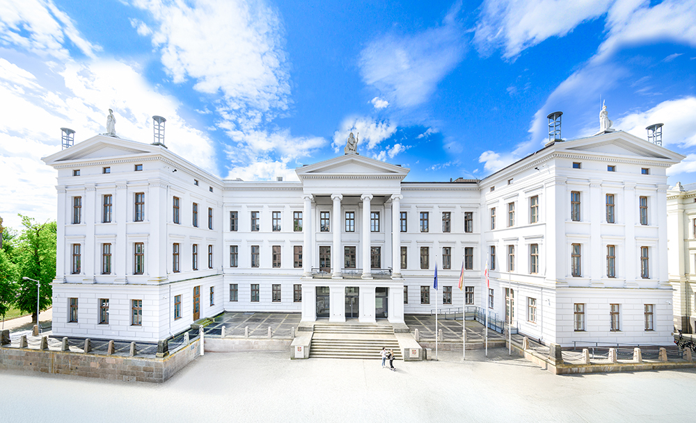 Gesamtaufnahme vom klassizistischen Gebäude der Staatskanzlei in der Schweriner Schloßstraße mit dem Haupteingang in der Mitte