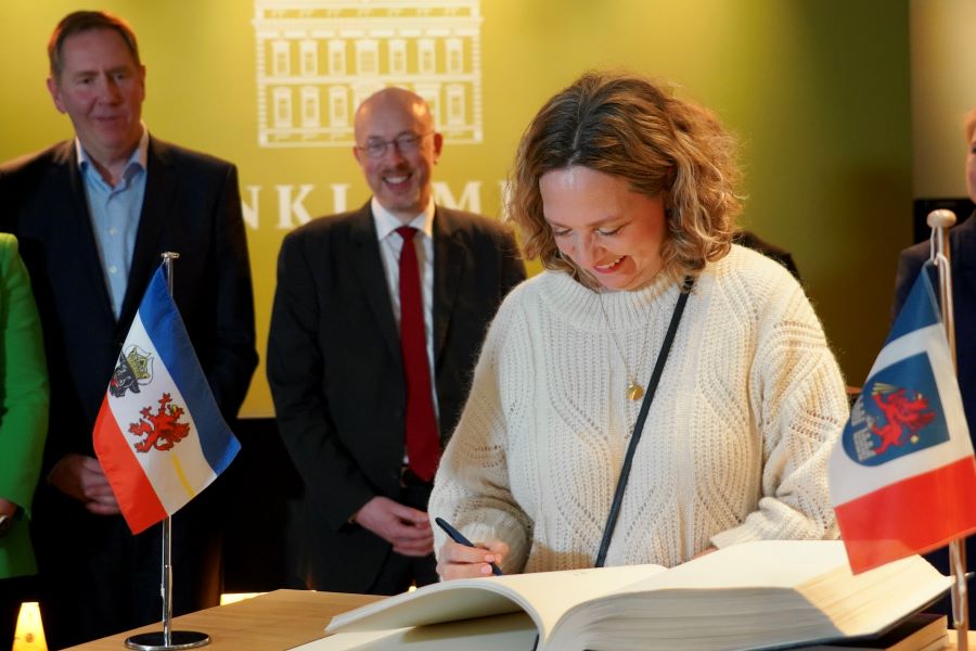 Die Staatssekretärin für Bundesangelegenheiten und Bevollmächtigte des Landes Mecklenburg-Vorpommern beim Bund Jutta Bieringer trägt sich ins Gästebuch der Hansestadt Anklam ein.