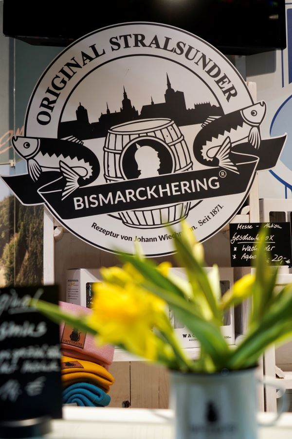 Zu sehen ist in Groß das Markenzeichen des "Original Stralsunder Bismarckherings" © StK M-V Zu sehen ist in Groß das Markenzeichen des "Original Stralsunder Bismarckherings"