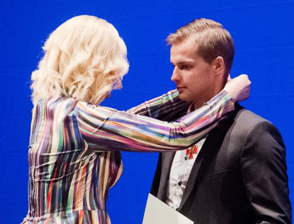 Ministerpräsidentin Manuela Schwesig hängt Reno Tiede den Verdienstorden des Landes Mecklenburg-Vorpommern um Ministerpräsidentin Manuela Schwesig hängt Reno Tiede den Verdienstorden des Landes Mecklenburg-Vorpommern um