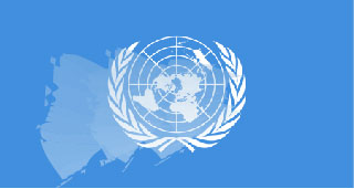 Die Abbildung zeigt auf blauem Hinntergrund das Logo der Vereinten Nationen. Das Logo zeigt eine Weltkarte. Vor der Weltkarte ist ein kreisförmiges Netz abgebildet. Ein Olivenblatt-Kranz umrandet die Weltkarte und das Netz.