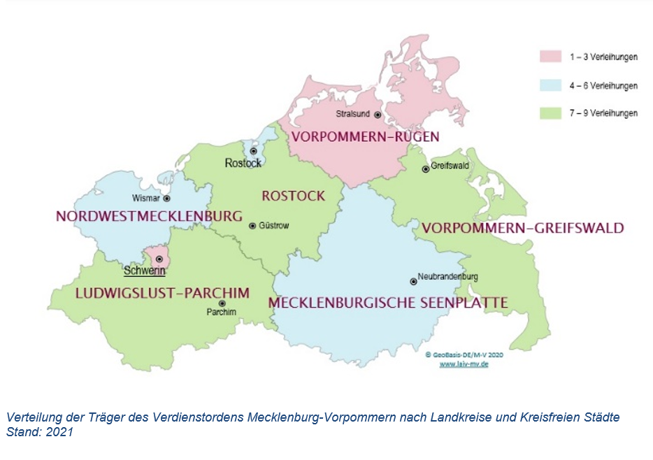 Landkarte von Mecklenburg-Vorpommern mit der Verteilung der Trägerinnen und Träger des Landes-Verdienstordens nach Landkreisen und kreisfreien Städten. Stand: 2021. Demnach gingen 1 bis 3 Verleihungen an den Landkreis Vorpommern-Rügen und die Landeshauptstadt Schwerin, 4 bis 6 Verleihungen gingen an die Landkreise Nordwestmecklenburg und Mecklenburgische Seenplatte sowie die Hansestadt Rostock, 7 bis 9 Verleihungen an die Landkreise Ludwiglust-Parchim, Rostock sowie Vorpommern-Greifswald.