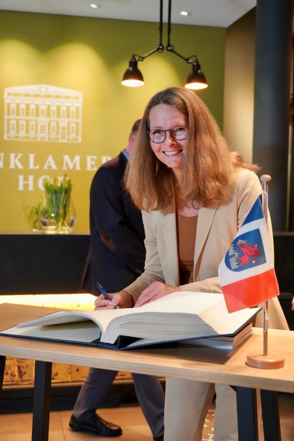 Die Ministerin für Wissenschaft, Kultur, Bundes- und Europaangelegenheiten Bettina Martin trägt sich ins Gästebuch der Hansestadt Anklam ein. © StK M-V Die Ministerin für Wissenschaft, Kultur, Bundes- und Europaangelegenheiten Bettina Martin trägt sich ins Gästebuch der Hansestadt Anklam ein.